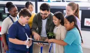 PoliSaber, Educação Inclusiva 23 Estudantes e professor usando tablet em atividade sobre inteligência artificial na educação